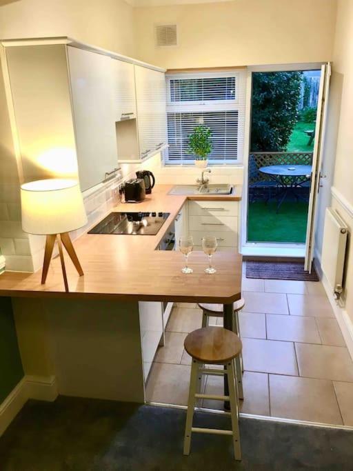 Cosy Coach House Garden Apartment By The Sea, Own Entrance Door, Garden Terrace With Exclusive Rear Door Access & Free Reserved Parking Space Only 2 Mtrs From Your Apt Door! Early Checkin From 3Pm And Late Check Out Till 11Am Available! Broadstairs Exterior photo